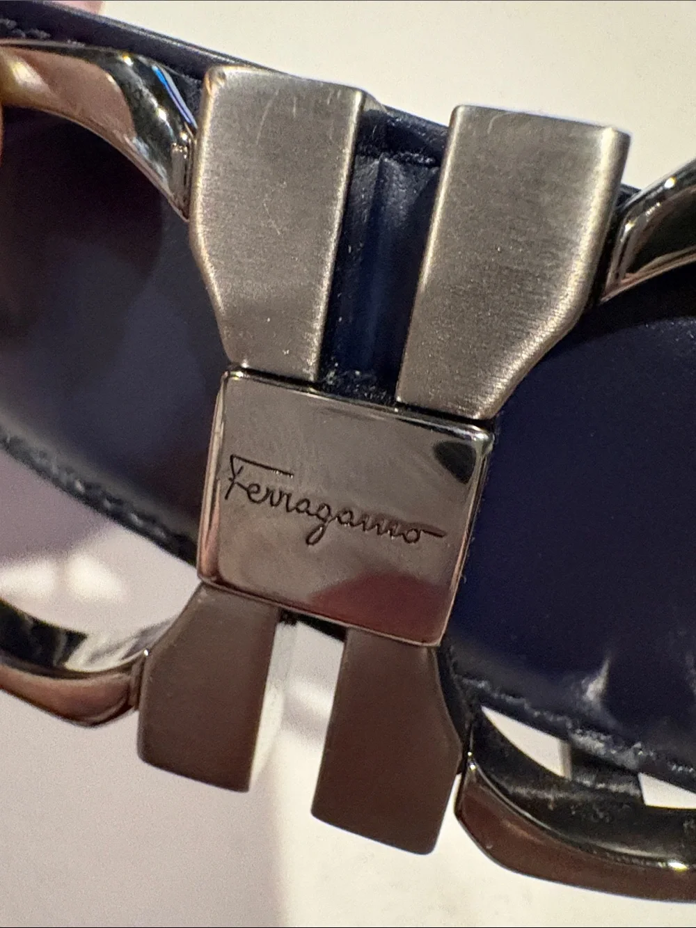 Salvatore Ferragamo Leather Gancini Belt with Silver Buckle. Size 42 black/Navy